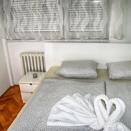 De Lux Mia Center *
